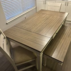 Ashley’s Signature Dining Set