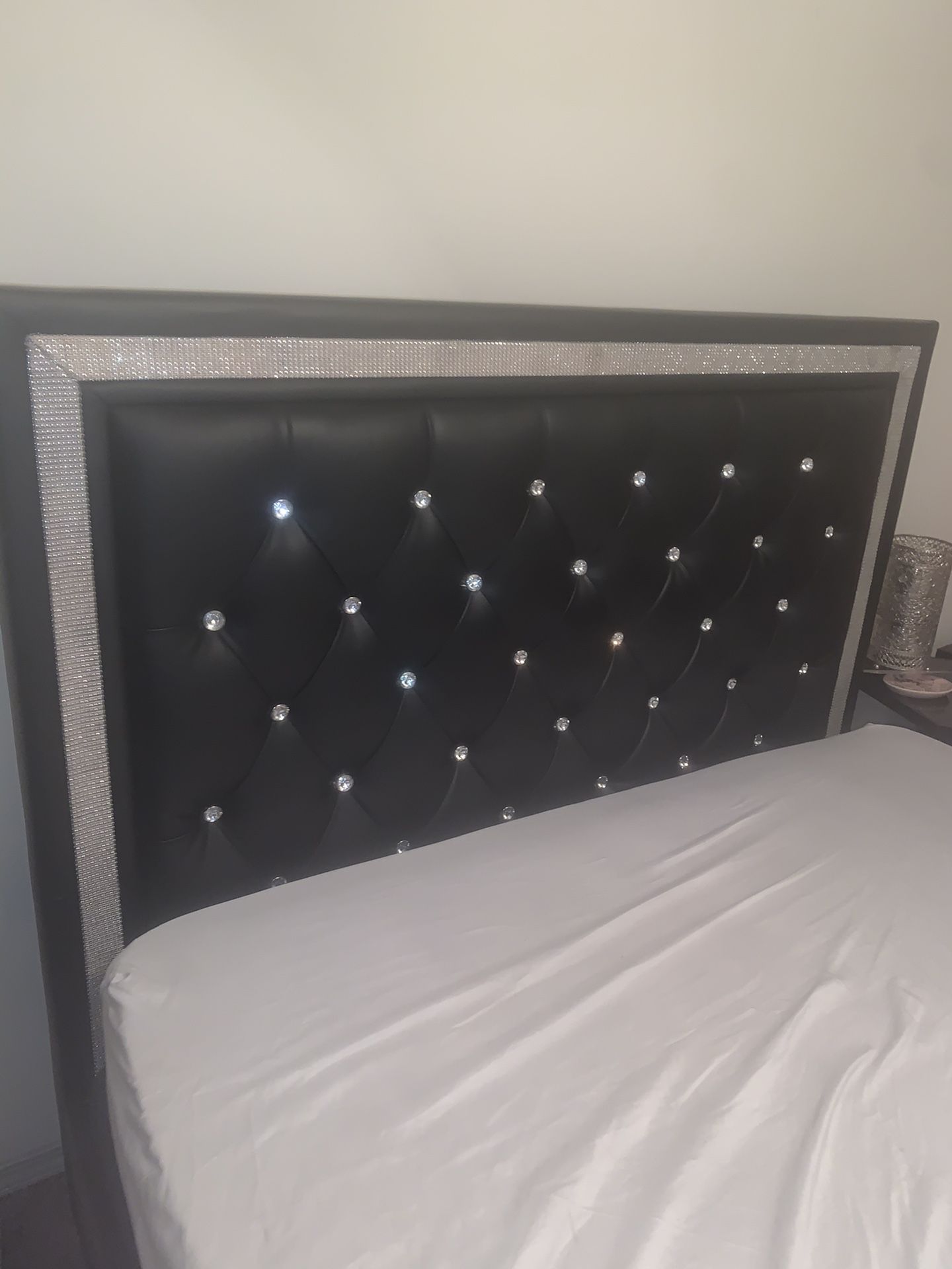Queen Diamond Bed set 💎 Comes with Bed, Dresser w/Mirror attached and bedside dresser