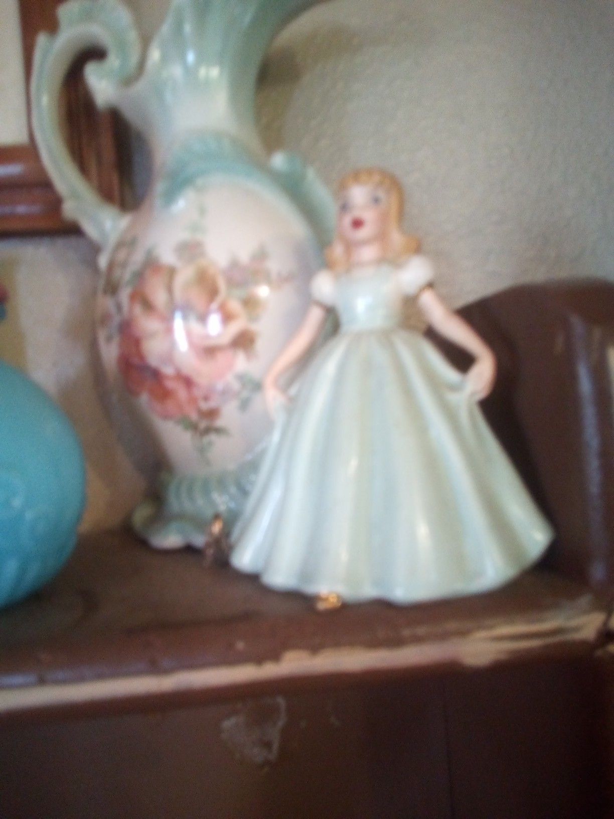 Various vintage knick knacks