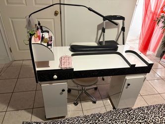 Nail table