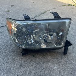 Toyota Tundra Headlight 