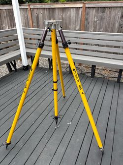 Surveying tripod