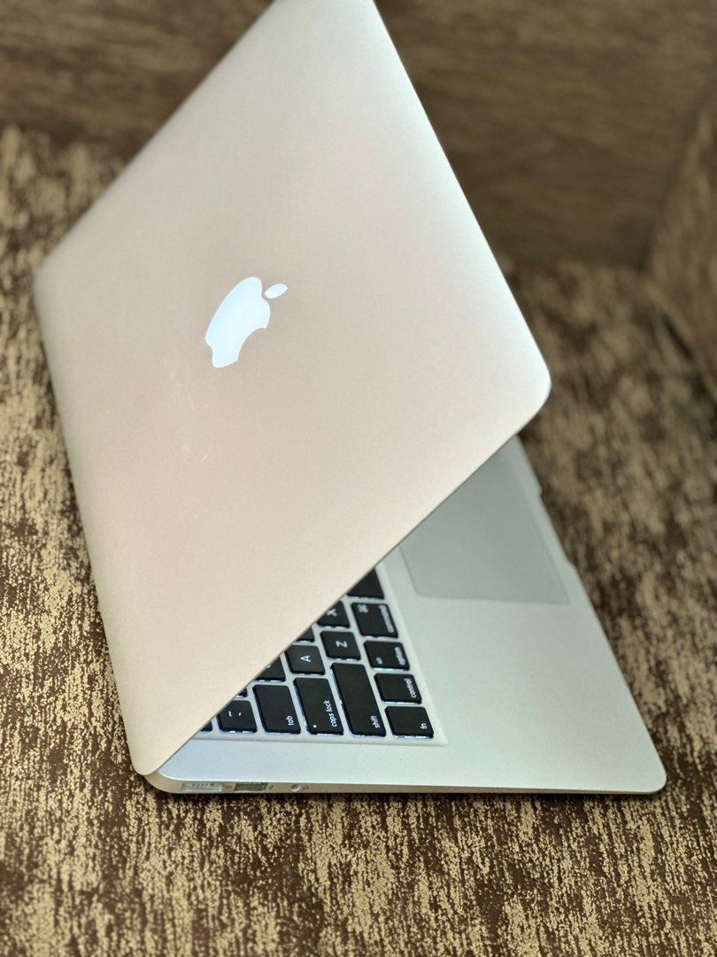 Apple MacBook Air 13” I5/8GB/256GB SSD $180