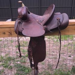 Western Leather Horse Saddle – Used (Great for Restoration or Decor)