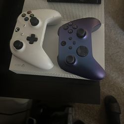 Xbox One 4K 1TB With 2 Controllers 