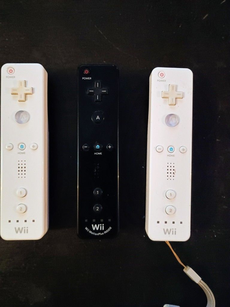 Nintendo Wii Controller Bundle 