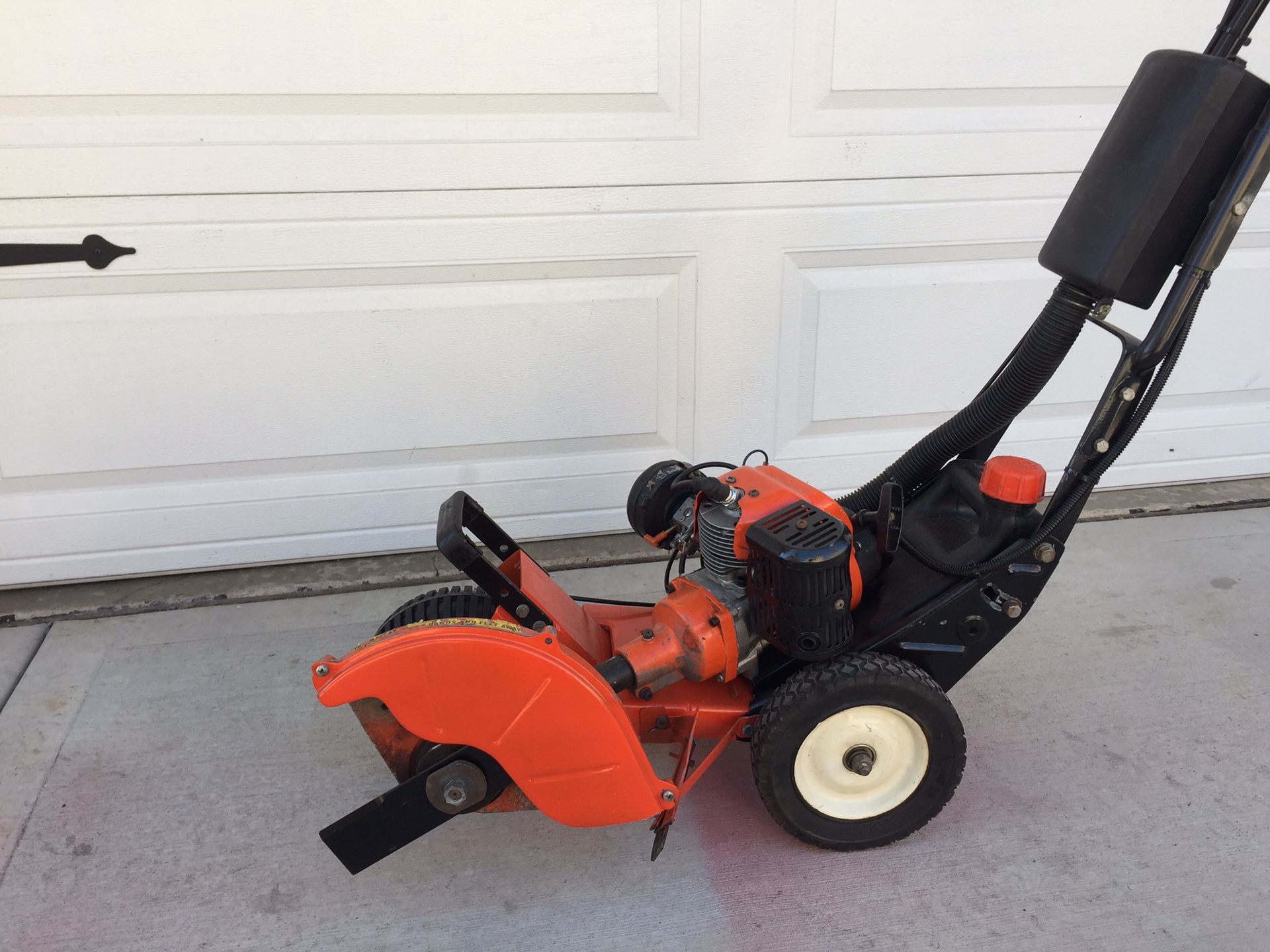 Tanaka TLE 550 Commercial lawn edger
