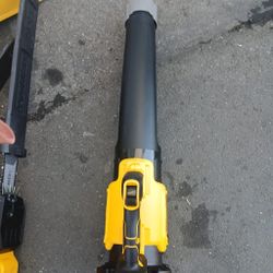 DEWALT 20V MAX 125 MPH 450 CFM Brushless Cordless Handheld Leaf Blower with Concentrator Nozzle (Tool Only)