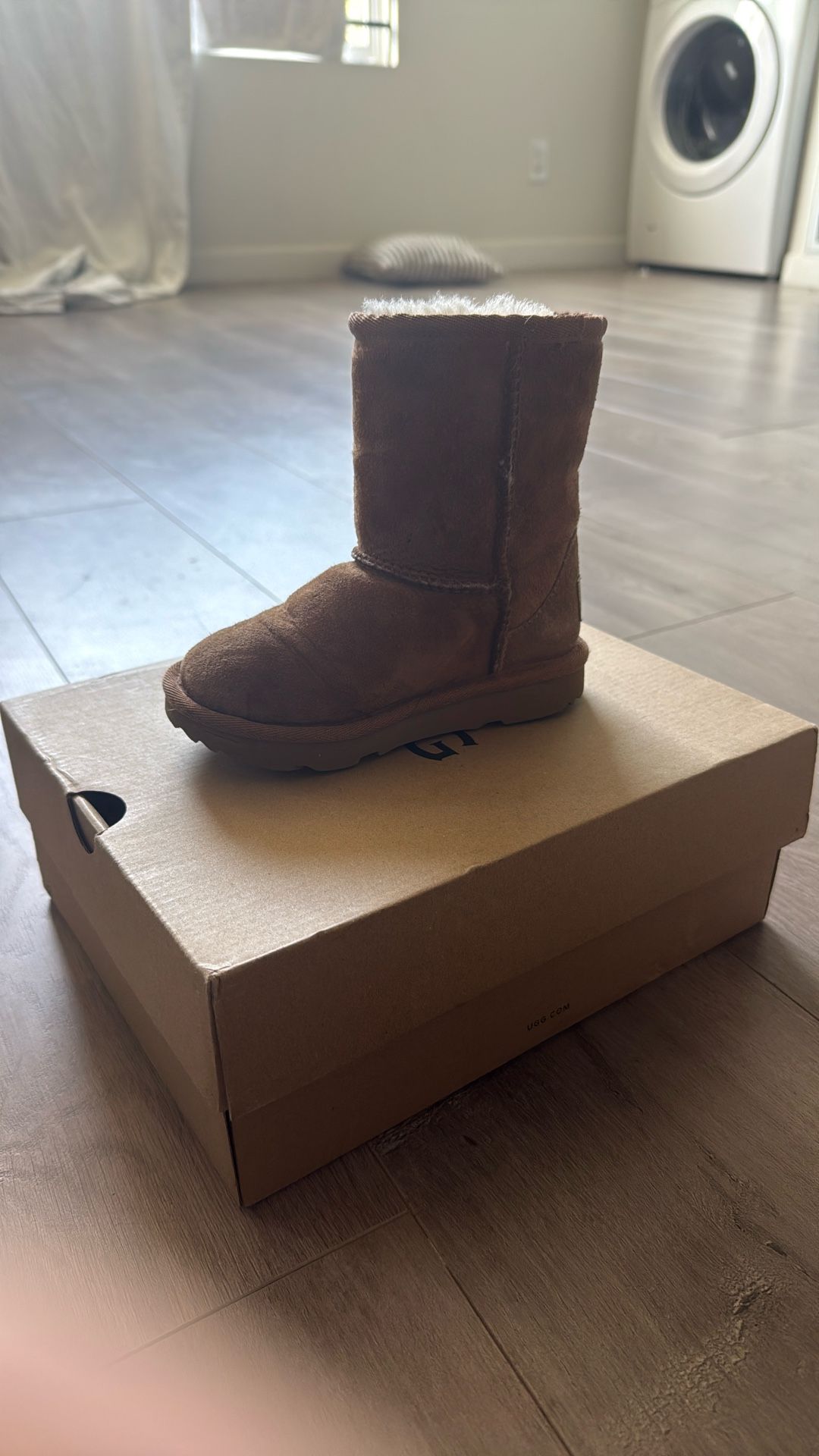 UGG Classic Toddler Boots – Size 9 (Chestnut) Gently Used – Authentic & Cozy