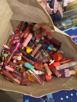 Large Mixed Lot of Lip Glosses and Lip Oils my daughter is 7 she had a lot of them she don’t want used 1 time or 2 times a lot of cute 🥰 ones if you’