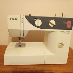 Pfaff Hobby 1022 Sewing Machine