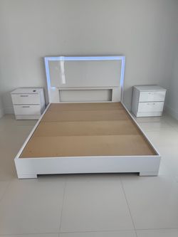 Brand New Queen bed with 2 Nightstands / Cama Queen y 2 mesas de noche Nuevo a estrenar