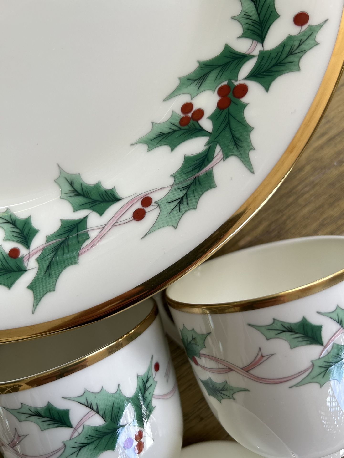 Set 18 Christmas Mikasa Ribbon Holly Dinnerware, Bone China, 6 Dinner Plates, 6 Coffee-Tea Cups And Plates