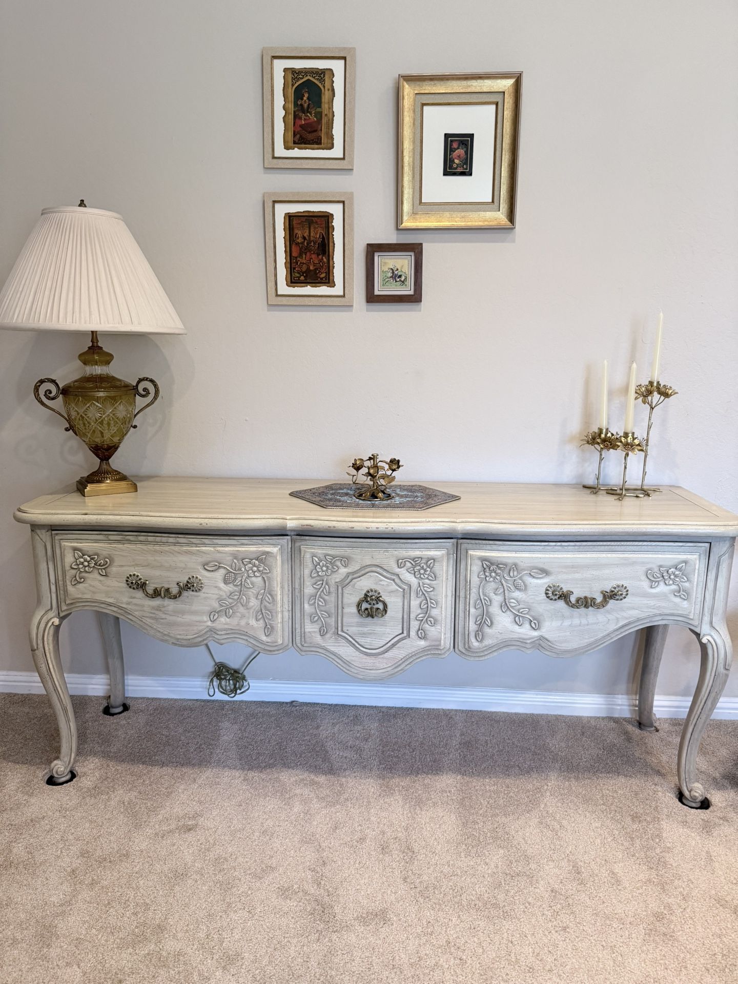 Vintage handcrafted console table ( Thomasville)