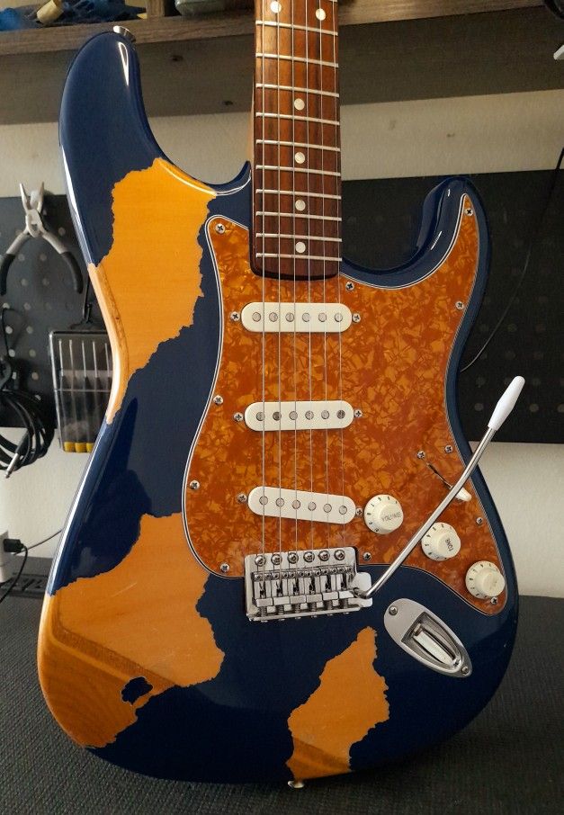 Fender Squier Strat - 20th Anniversary - Relic design electric guitar + Fender Gig bag.