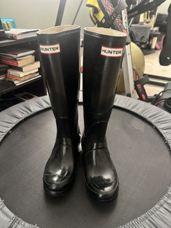 Hunter Tall Black Gloss Rain Boots Woman’s Size 6