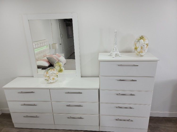 Brand New Dresser with Mirror And Chest / Cómoda Con Espejo Y Gavetero Nuevos A Estrenar