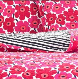 MARIMEKKO - Red Pink Poppy King Comforter Set with Shams Lightweight Bedding Reversible Like New