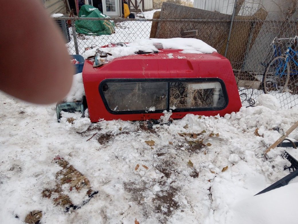 Camper Shell  Fits. Ford. RANGER. HAS  ALL. THE. WINDOWS   ITS. IN. GREAT SHAPE    RED. IN. COLOR .  COME  SEE IT.