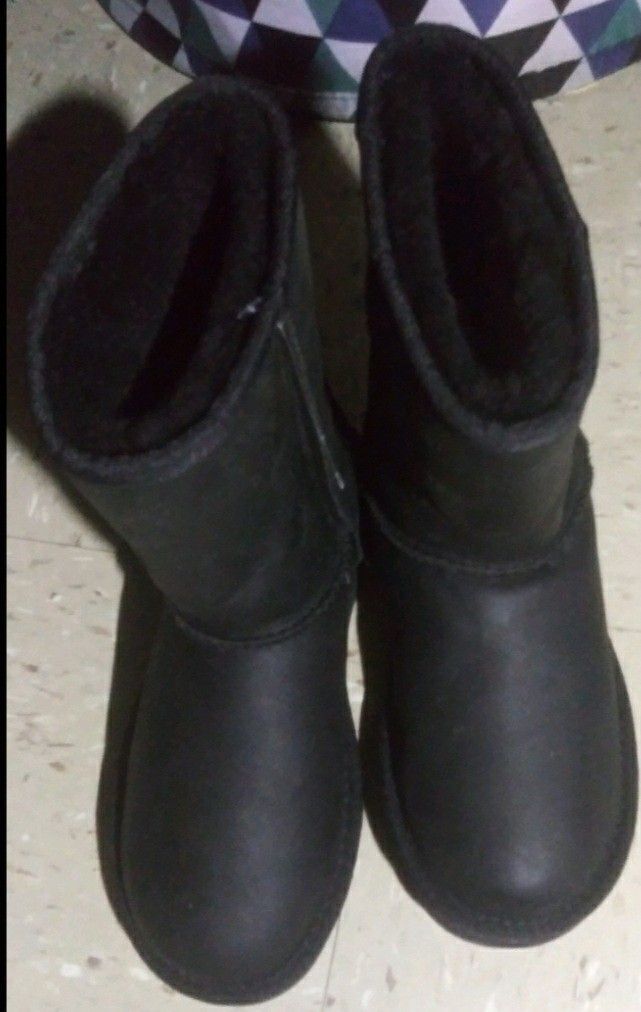 UGG BOOTS brand new no box retail $179 accepting offers