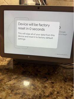 Google Nest Hub Max in Chalk (White/Gray)