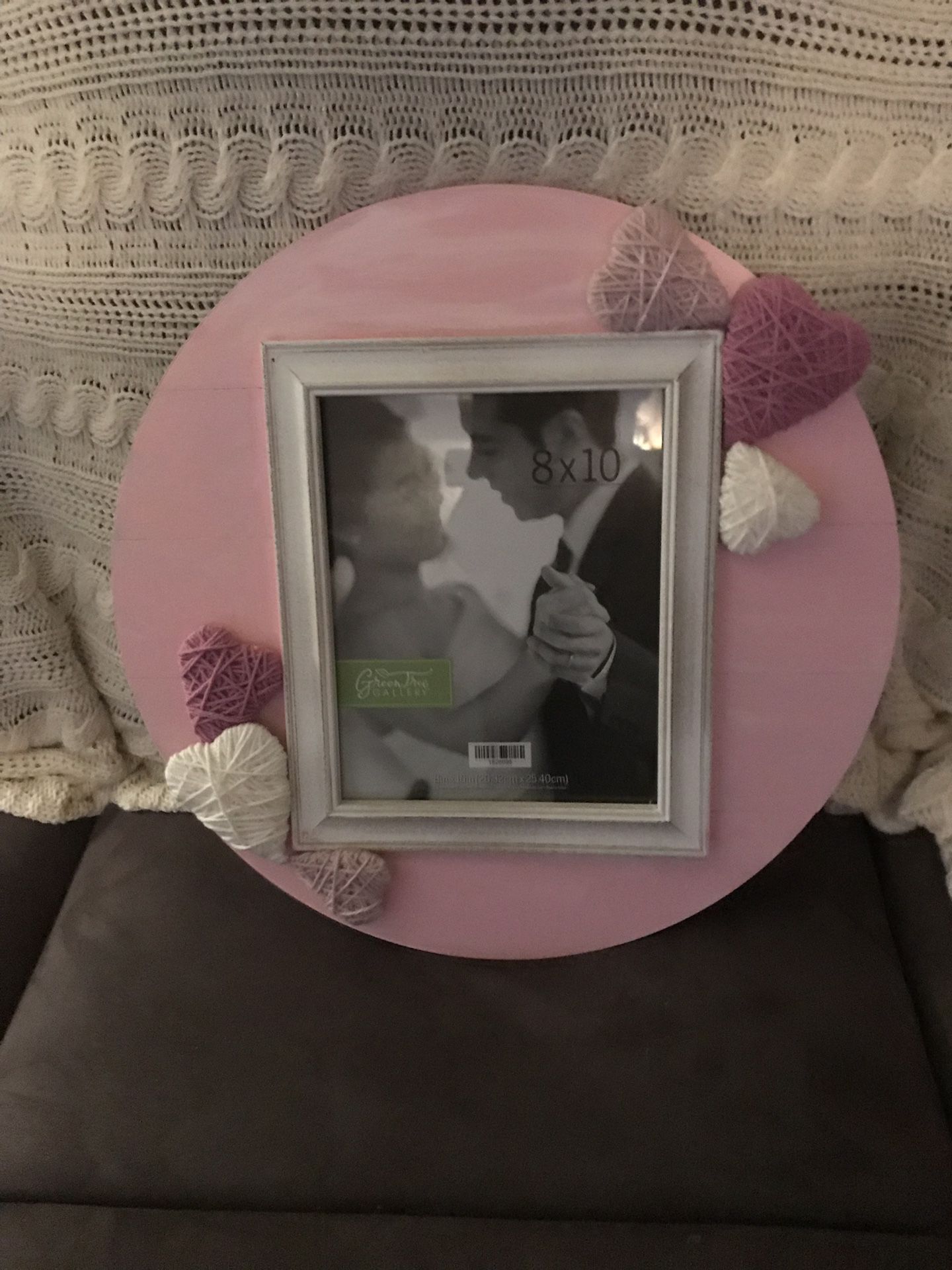 Beautiful photo frame wall decor in pink with yarn hearts