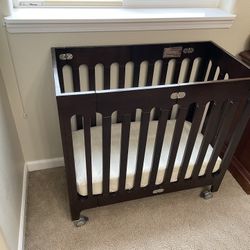 Foldable Mini Crib. 