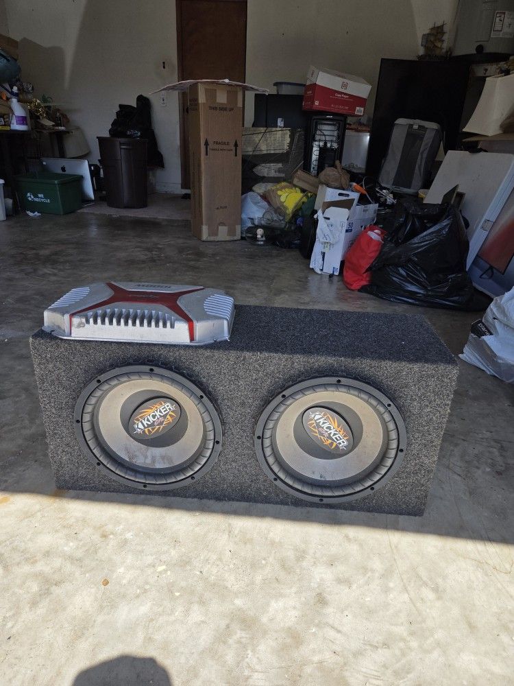 Kicker Cvr With 1000 Watt Amp