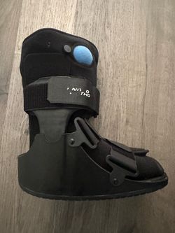 Medical boot size 8-10