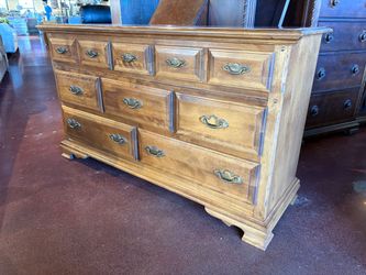 CAL SHOPS Traditional 8-Drawer Dresser with Batwing Pulls