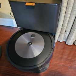 iRobot Roomba j7+ (7550) Self-Emptying Robot Vacuu