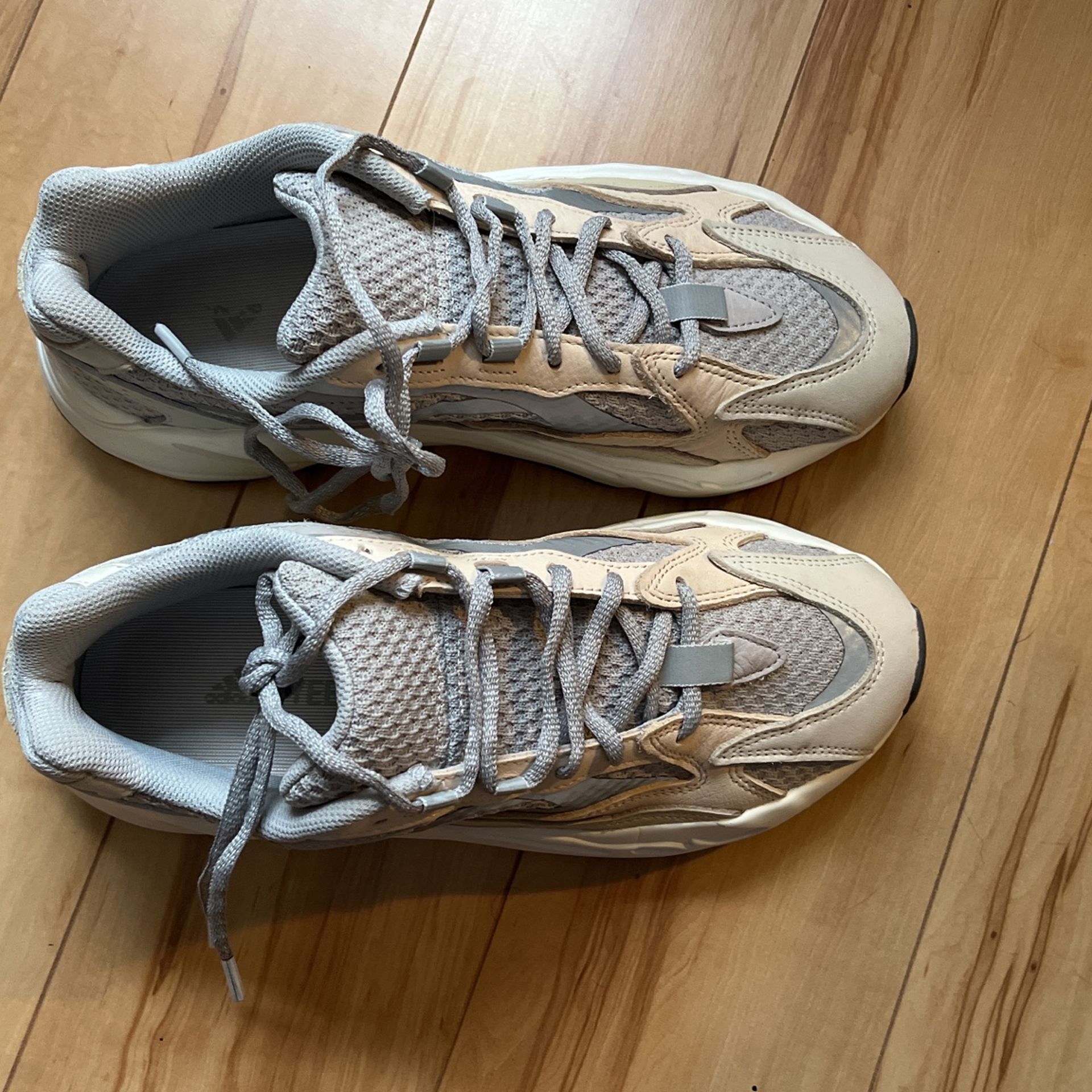 Men’s Yeezys Size 9