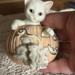 Lenox Halloween Cat in Pumpkin w/mouse friend ivory porcelain 24k gold 3.5” Classic Cat Collection