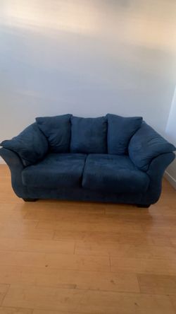 Beautiful blue love seat (very comfy) must pickup