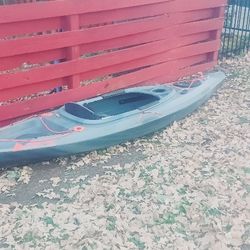 10 Ft Angler KAYAK w Paddles 