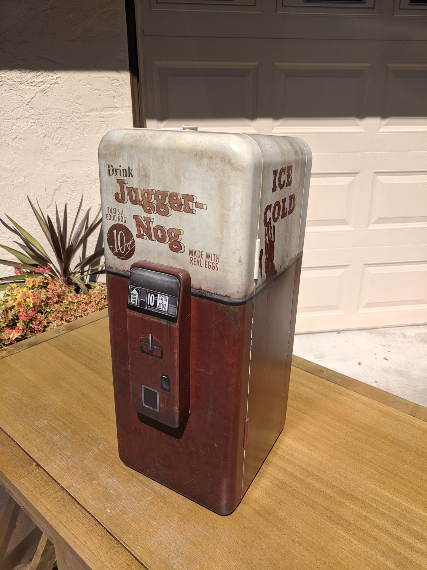 Jugger Nog mini refrigerator