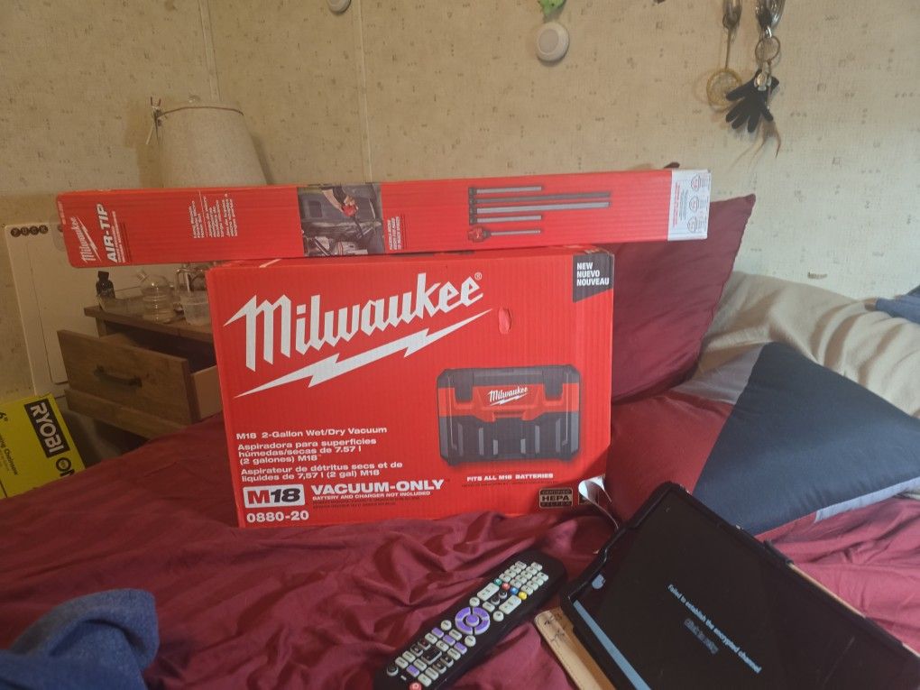Milwaukee Cordless Shop Vac  Accessories 