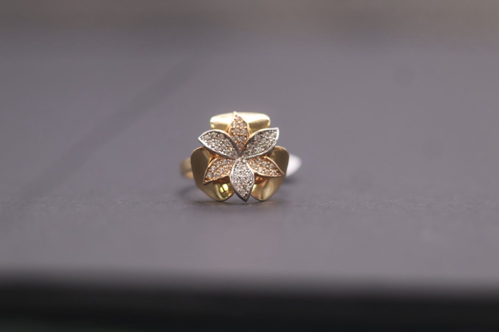 💎 Floral Statement Ring w/ Sparkling Stones – Solid Gold