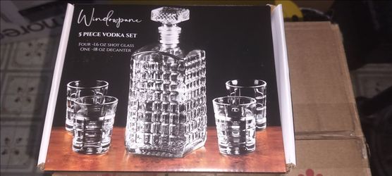 Decanter and 4 shot glasses