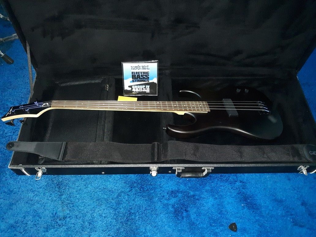 Dean Bass Guitar With Hard Shell Case. for Sale in Orland Hills, IL