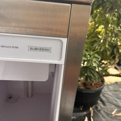 Subzero icemaker new condition