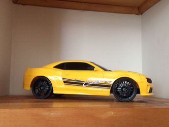 Chevy Camaro Yellow car 1:64