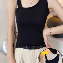 Black off-shoulder strapless tank top for summer as an inner layer. This design features a beautiful back and is form-fitting, providing a slimming ef