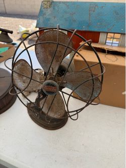 vintage 1930s to 1940s  Arctic-Aire desk fan