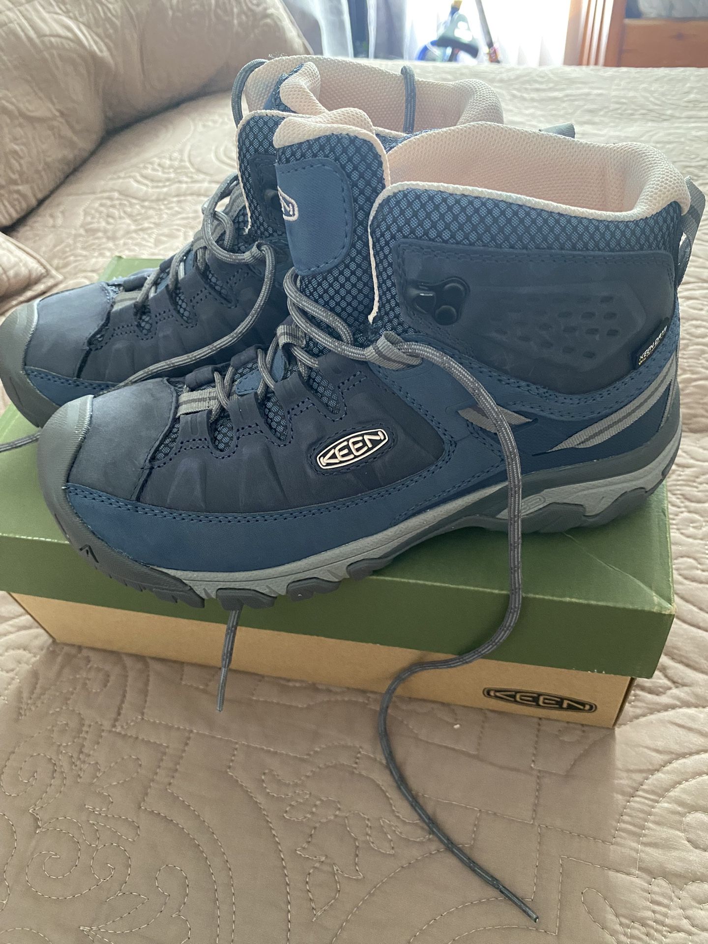 Keen’s Womens Hiking Boots