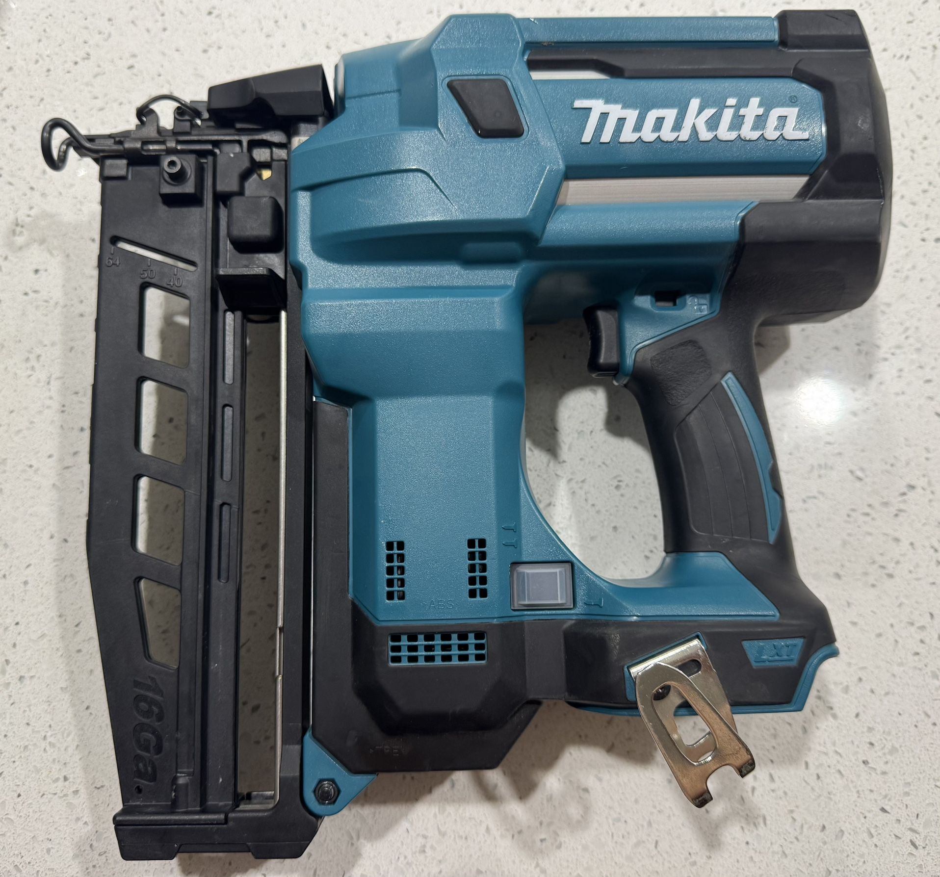 Makita 18V LXT Lithium-Ion 16-Gauge Cordless 2-1/2 in. Straight Finish Nailer (Tool Only)