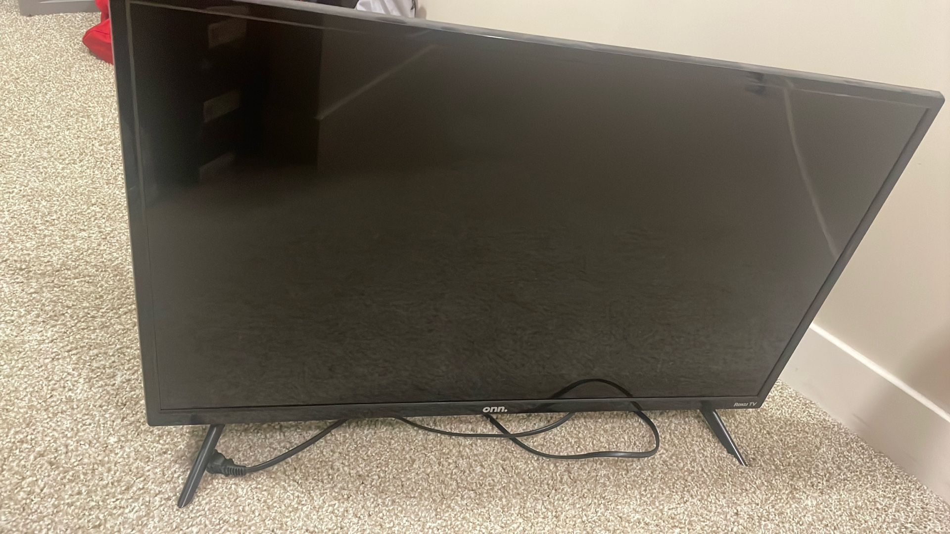 Tv 32” On. Roku Tv
