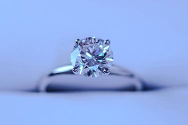 Stunning 1.58 CT VS1 Diamond Engagement Ring - 14K Solid White Gold with Paperwork