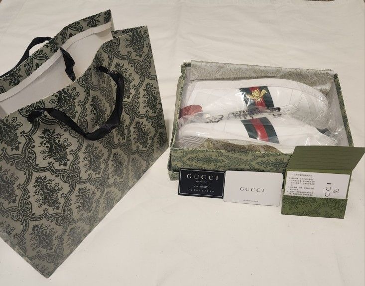 Gucci Men's Ace sneaker with bee Size 9.5-10