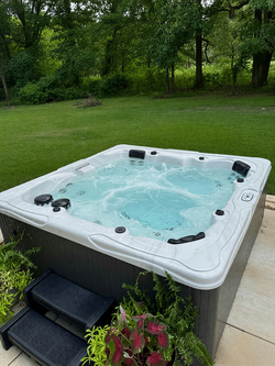 American Select Big Easy Hot Tub in like new condition
